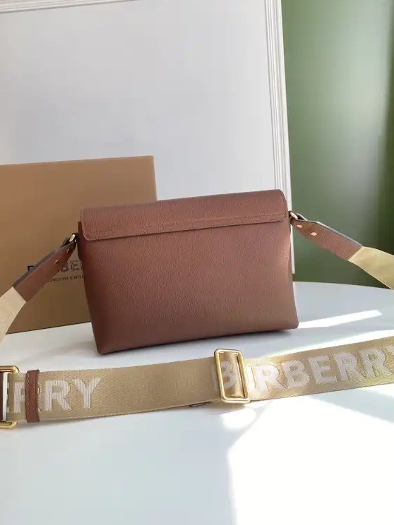 Official First Bag Ru Crossbody Bag-25-8.5-18cm Note BURBERRY 0522
